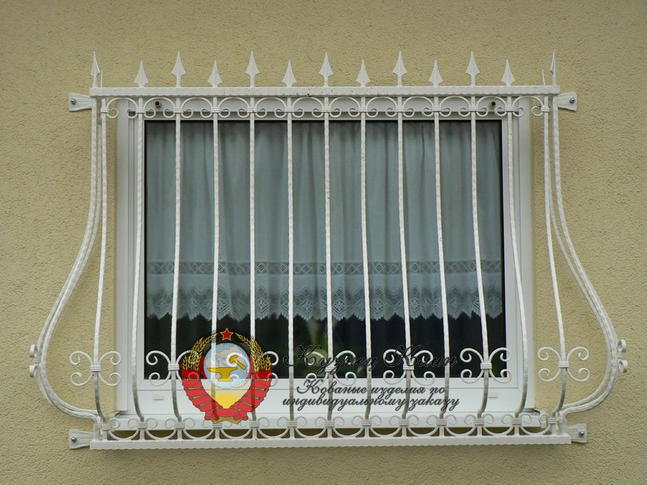 Кованая решетка белая объемная